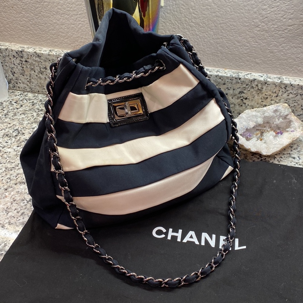 Auth. Chanel 2.55 Reissue Black & White Tote Bag - Picture 15 of 17